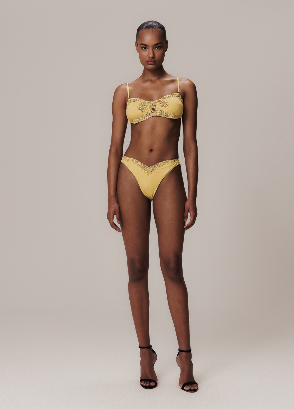 AMARELO