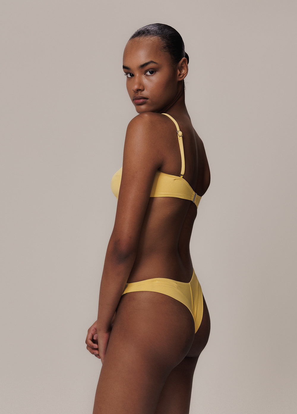 AMARELO