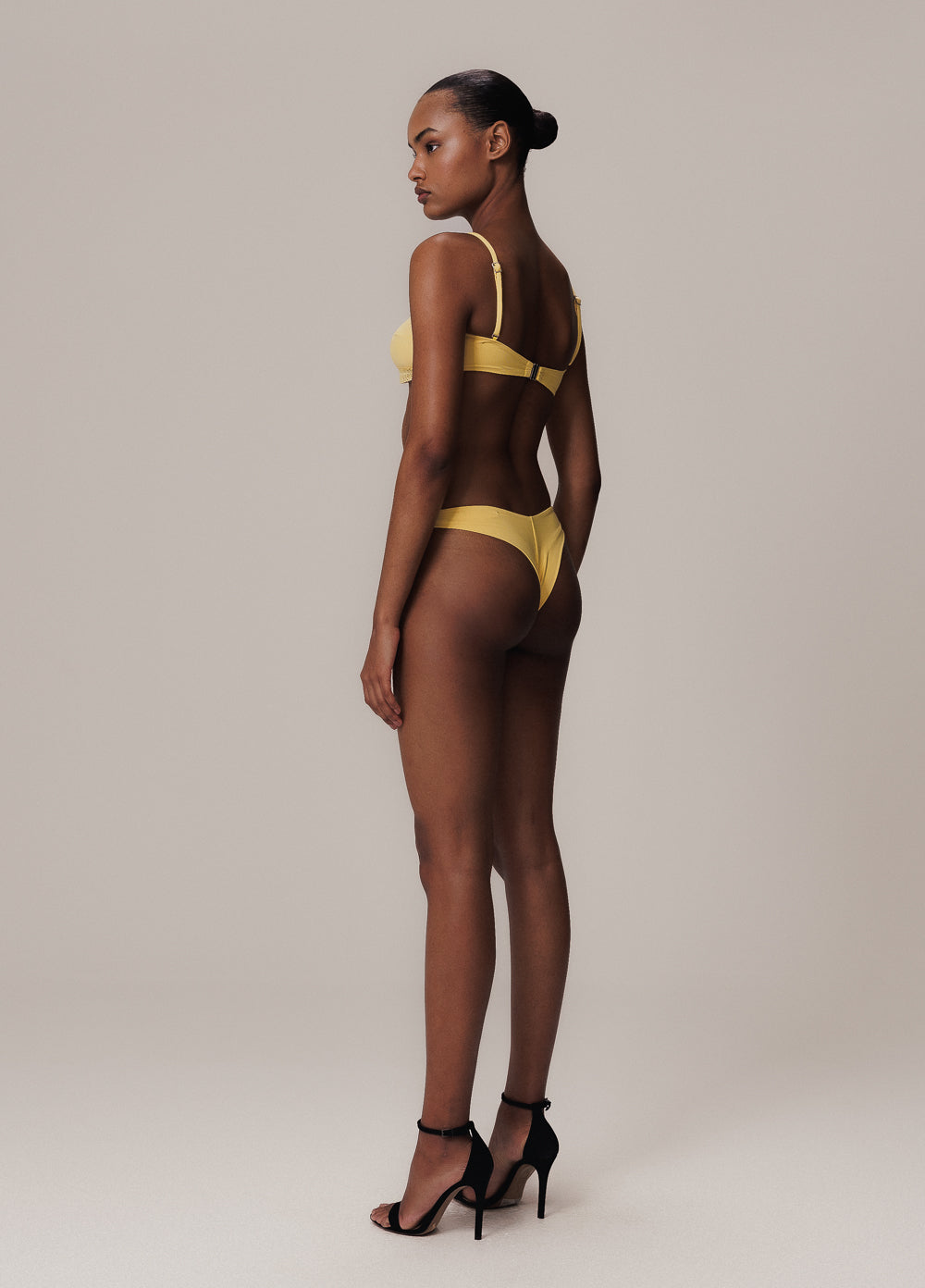 AMARELO