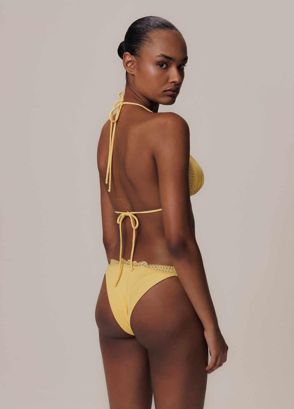 AMARELO