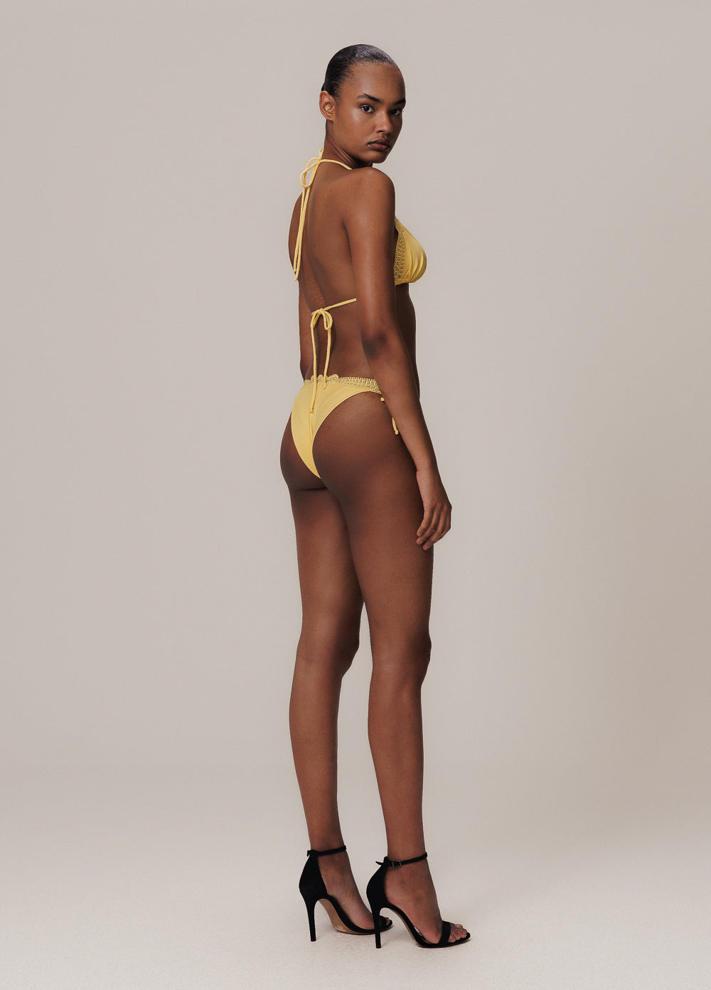 AMARELO